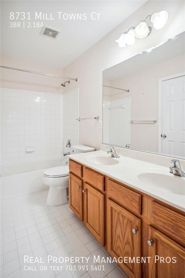 Building Photo - Bright & Spacious End-Unit Townhome – Perf...