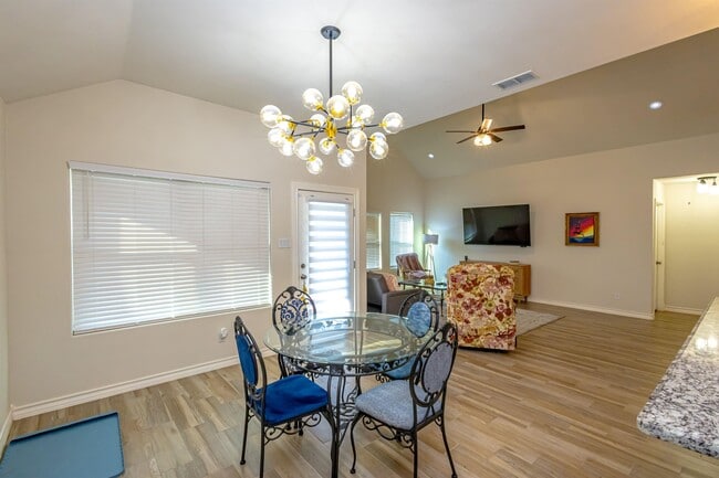 Building Photo - 514 Prado Dr