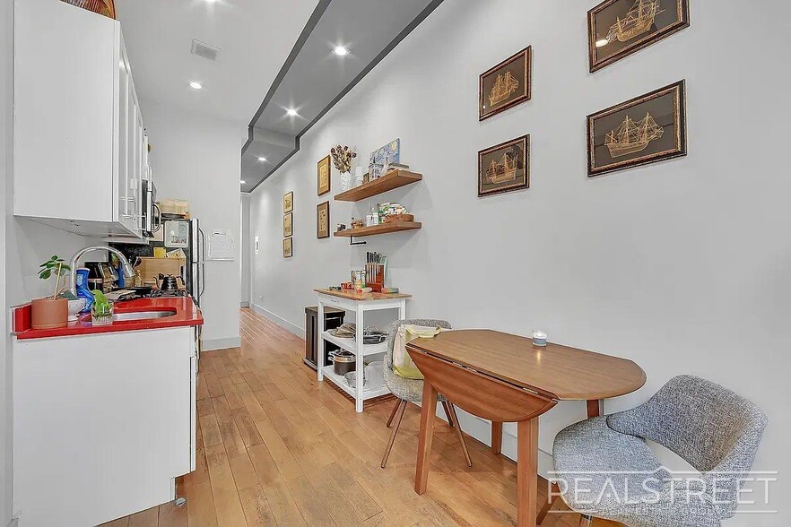 Building Photo - Beautiful 3 bed / 1 bath apartment in Bushwick, prime location!