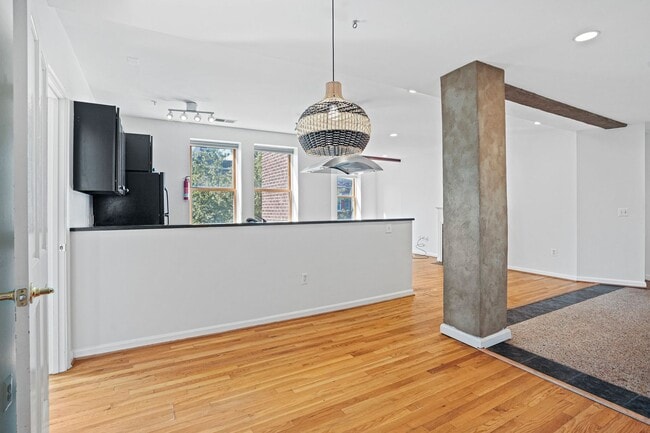 Building Photo - 2 Bedroom Beauty in Bloomingdale! Pets Wel...