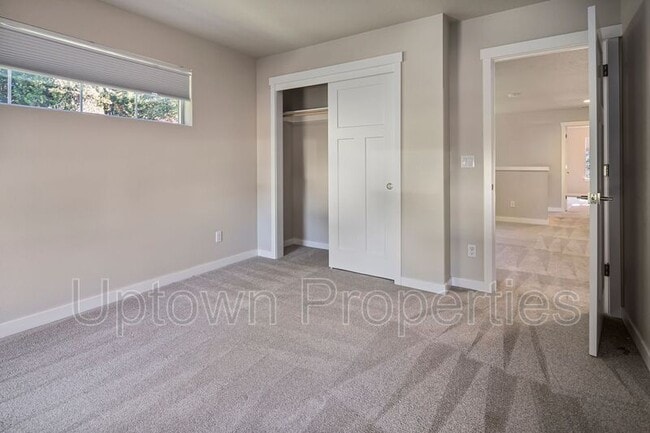 Building Photo - 4366 SE Lone Oak St