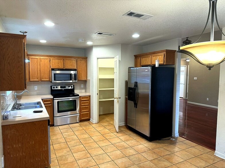 Building Photo - 1518 Chardonnay Dr