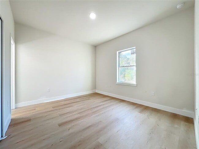 Building Photo - 356 W 4th St