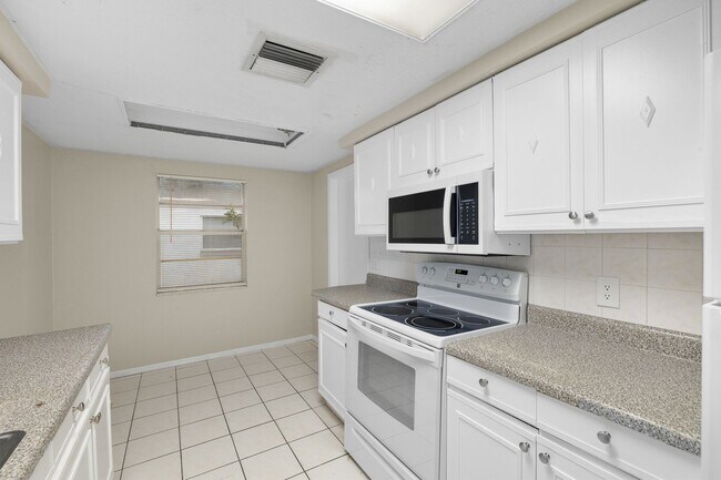 Building Photo - Beautiful 3bdrm/2bath home with attached garage and large yard $1,595.00 ** Ready Now** MOVE IN B...