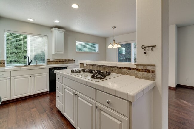 Building Photo - Spacious 4BR / 3BA Home in Desirable Bethany Area