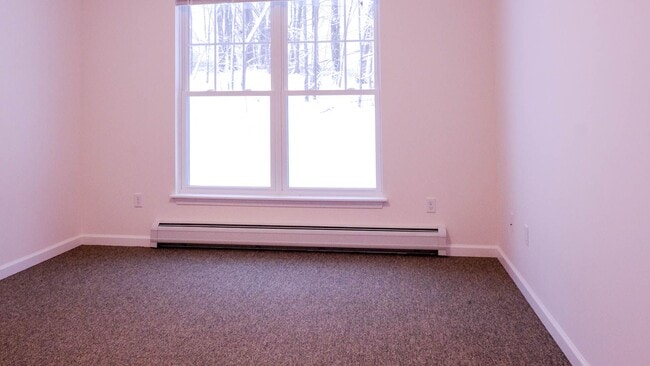 Building Photo - 2 bed, 1 bath apartment with washer/dryer in unit & (1) month free rent (85 Griffin Ln #201)