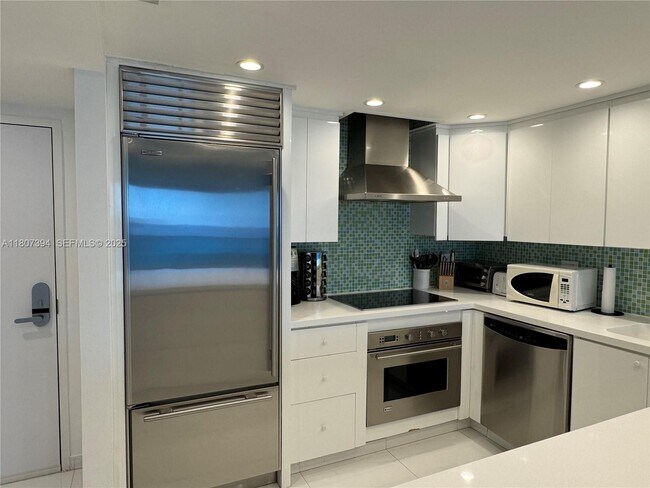 Building Photo - 2301 Collins Ave