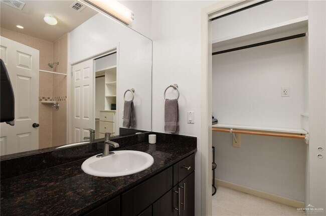 Building Photo - 26 Travis St