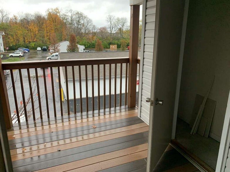 Balcony + Storage unit - 533 Aspen Glen Dr