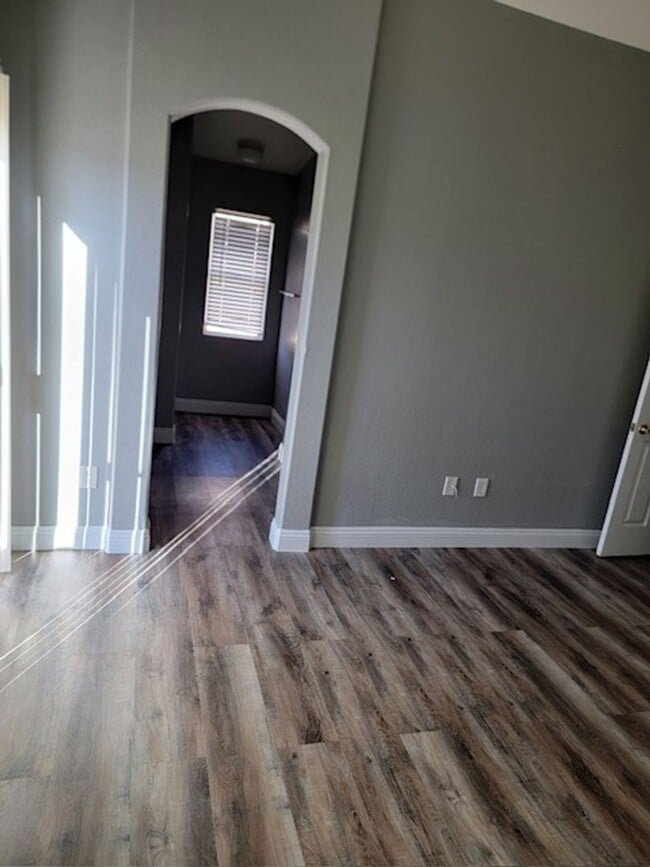 Building Photo - 3 Bedroom Townhouse with a backyard