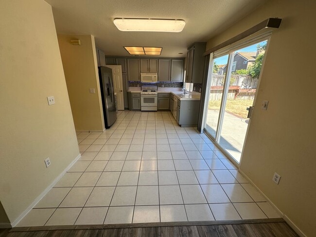 Building Photo - Beautiful 4 Bedroom, 2.5 Bath Tracy Home