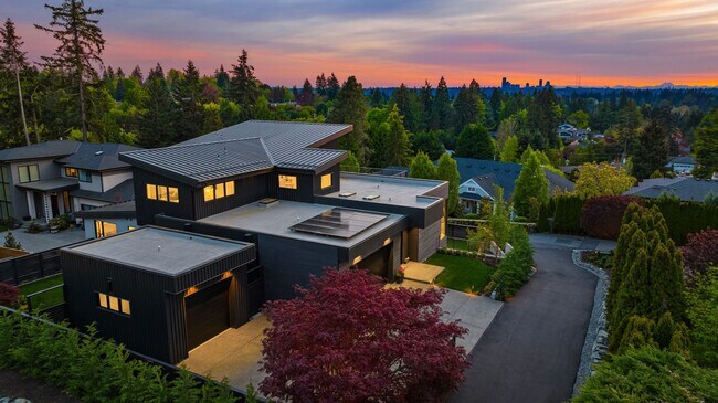 Building Photo - 7Bd/6Ba Bellevue Home