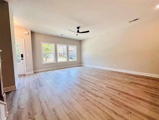 Building Photo - 2426 Lakeshore Ln