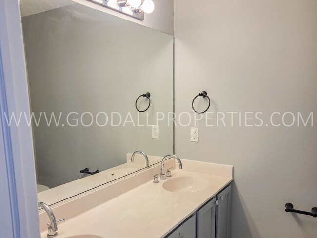 Building Photo - 2 Bedroom Townhome in Gated Community in West Des Moines!!!