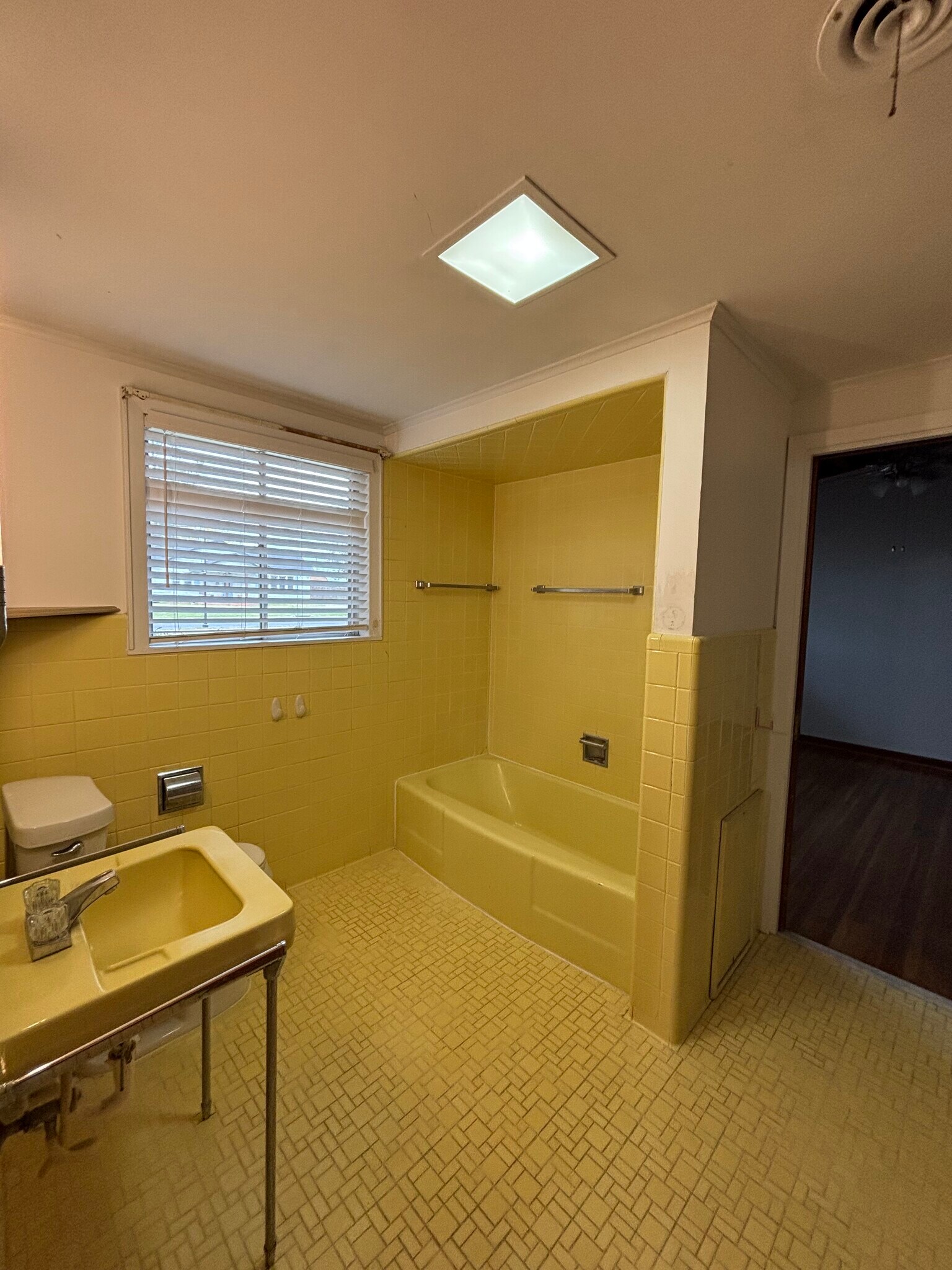 Jack n Jill bath - 1010 N Cutting Ave