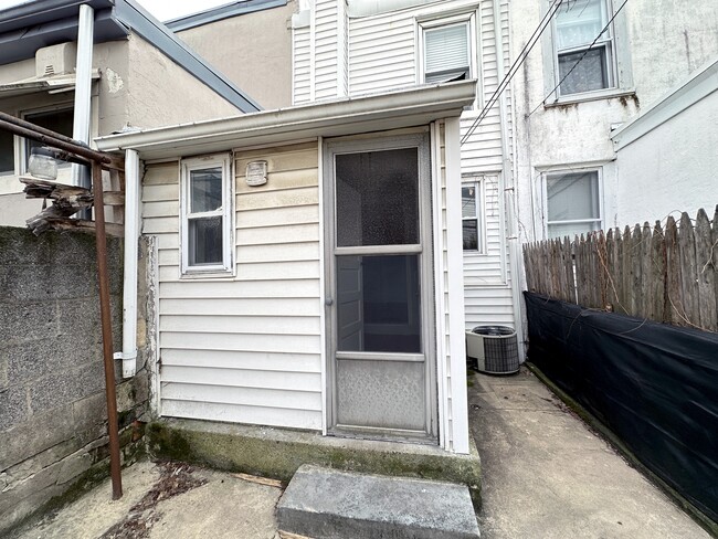Building Photo - 102 Davis St