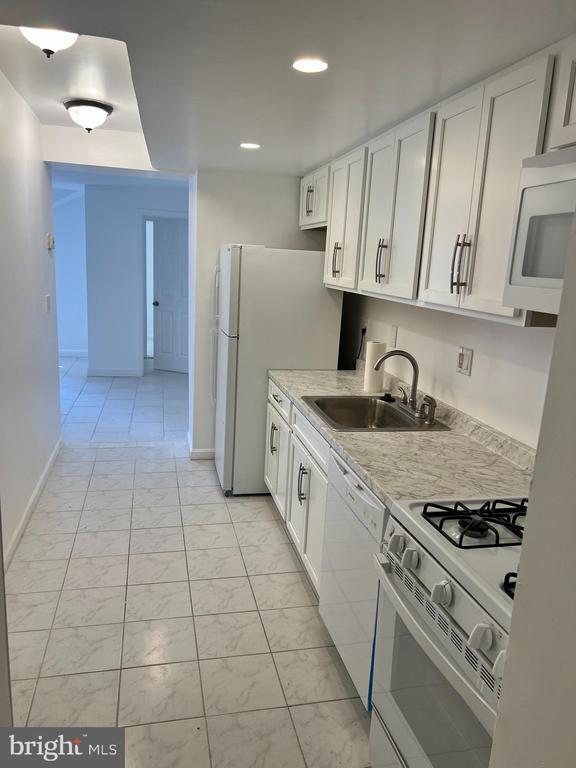 Building Photo - 1342 Levis St NE