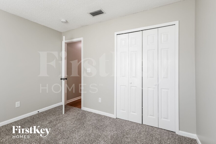 Building Photo - 1598 Twin Oak Dr W