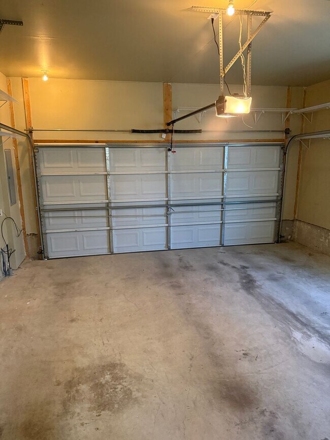 Building Photo - Well Maintain Townhome in Market Square!