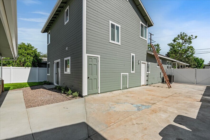 Building Photo - 1043 E Palmyra Ave