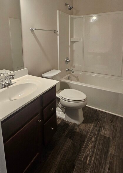 Secondary bathroom - 107 Brier Summit Pl