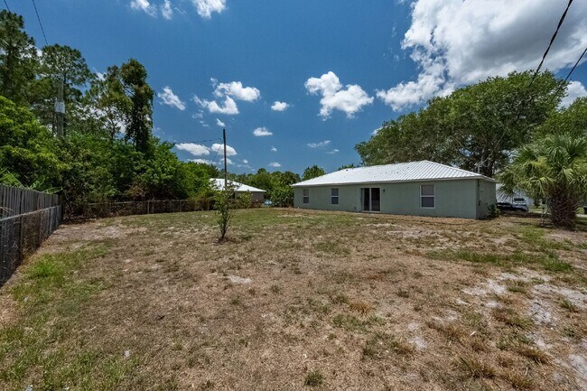 Building Photo - Charming 3-Bed, 2-Bath Home in Palm Bay