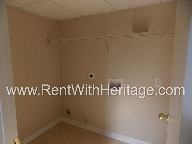 Building Photo - WONDERFUL HOME WITH FULL FINISHED BASEMENT / 5Bd - 3Ba / FENCED YARD