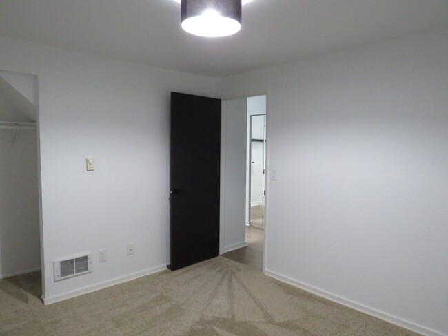 Building Photo - Redmond Modern & Updated 3bd/2bath Condo i...