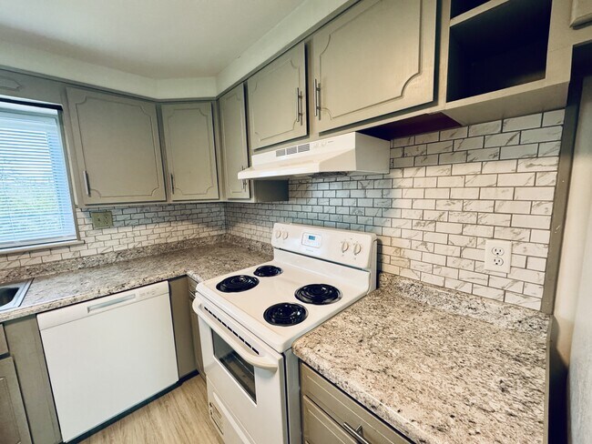 Building Photo - 1393 Saratoga Ave