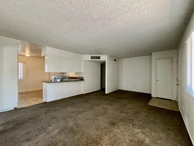 Building Photo - Large yard, 2 bed 1 bath home