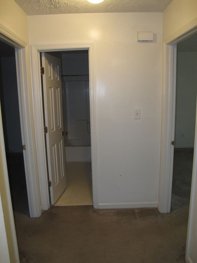 Building Photo - **WEST ATHENS DUPLEX** 2 Bed/1 Bath - JUST...