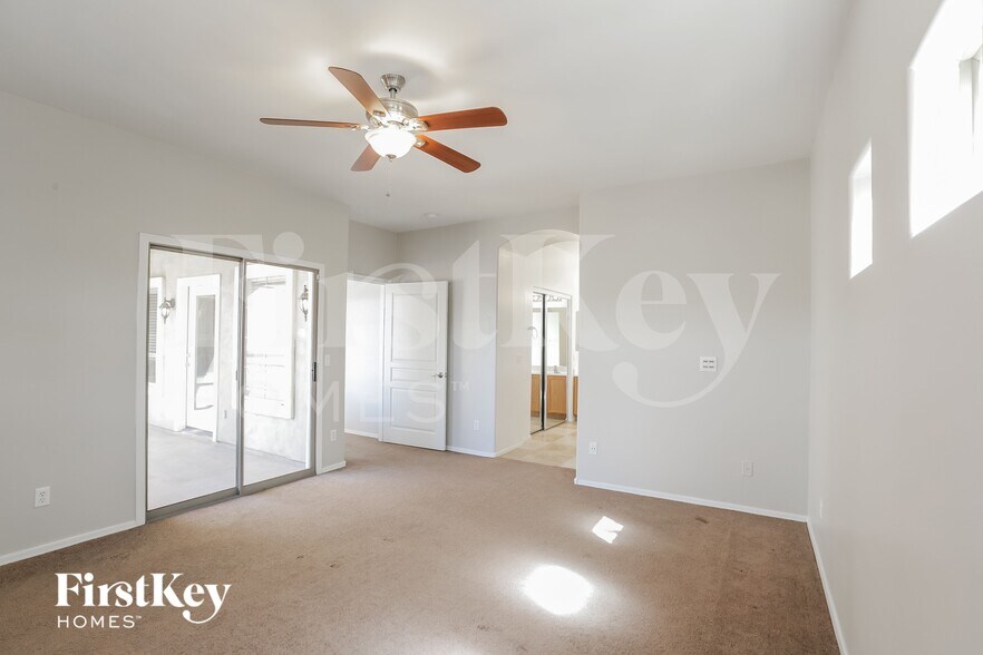 Building Photo - 7803 S 5th Dr