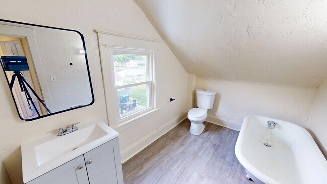 Building Photo - 210 Perry St