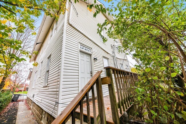 Building Photo - 501 Oak St