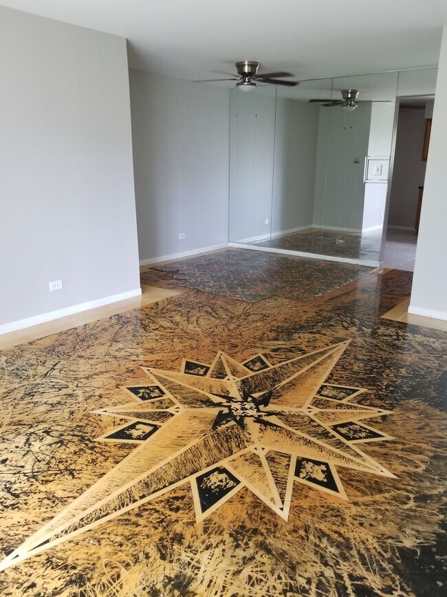 Building Photo - 2 Bedroom 1 Bath Condo in Des Plaines!