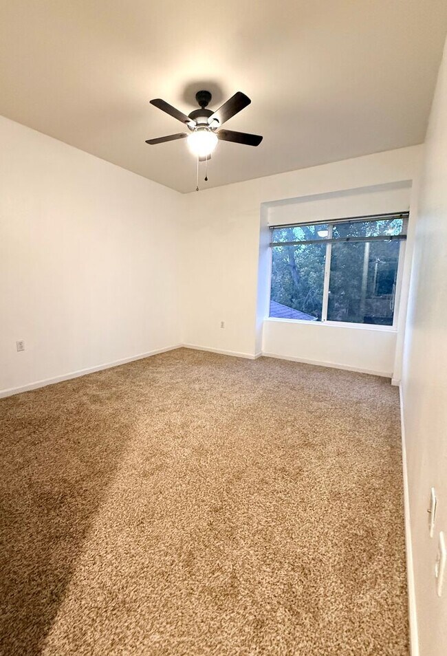 Building Photo - Top-Floor 2 Bed/2 Bath Condo in SE Fort Collins - Pool, Hot Tub & Fitness Center - $1,895/mo - Mo...