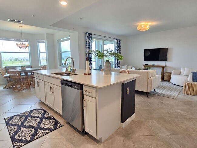 Building Photo - Annual UNFURNISHED or FURNISHED for your convenience: 2 Bedroom 2 Bathroom 2nd Floor Elevator acc...