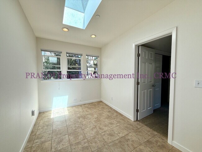 Building Photo - Top Floor Unit With Bonus Room in Gerstle ...