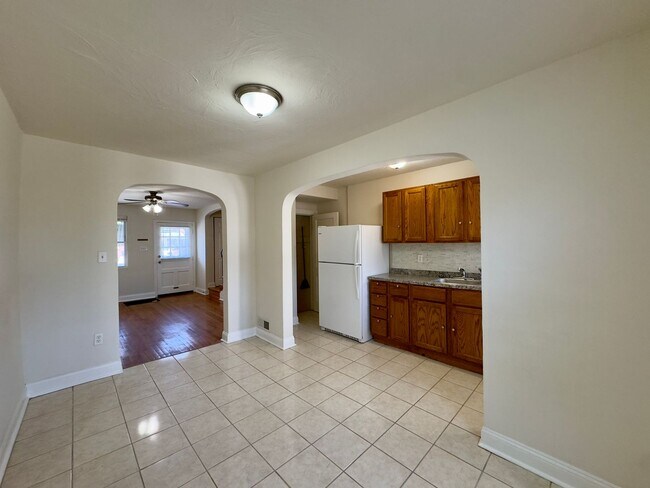 Building Photo - Charming 2 Bedroom/1 Bathroom Townhome in Medford!