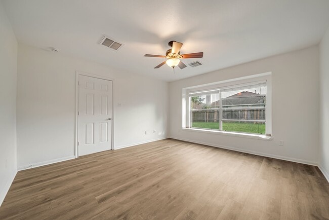 Building Photo - 18439 Sunrise Oaks Ct