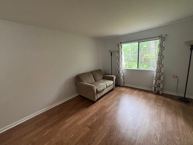 Building Photo - Newly renovated FIRST floor 2/2 - Will go fast