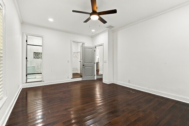 Building Photo - Updated Cottage 5 mins from Uptown Charlotte!