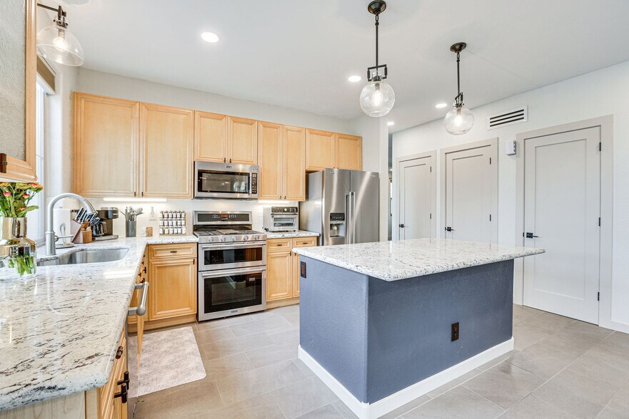 Building Photo - 13716 W Cypress St