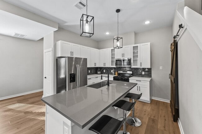 Building Photo - 6704 Parker Grv Ln