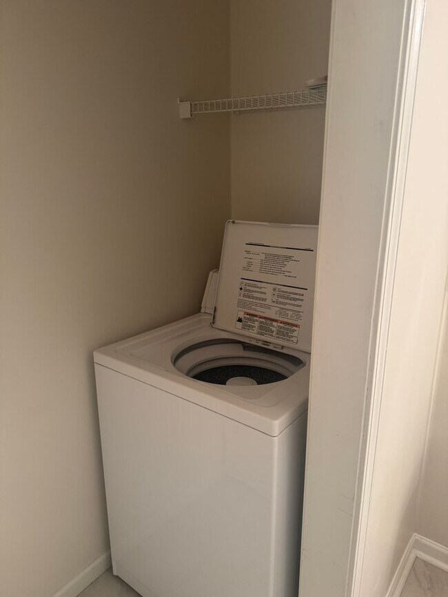 Building Photo - Updated Townhouse In Hunter Hills