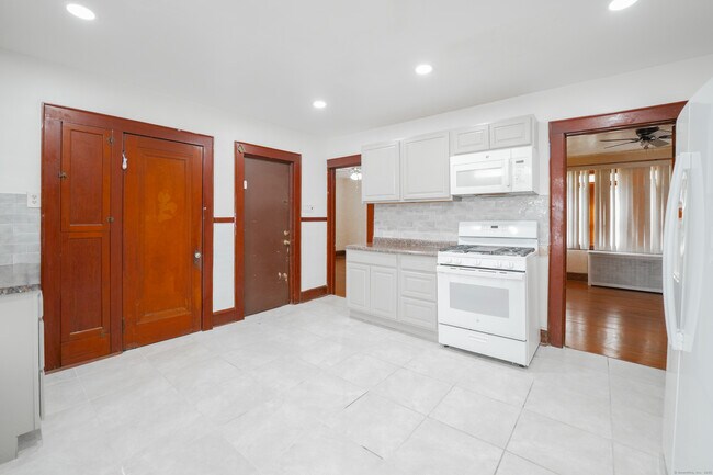 Building Photo - 140 Kent Ave