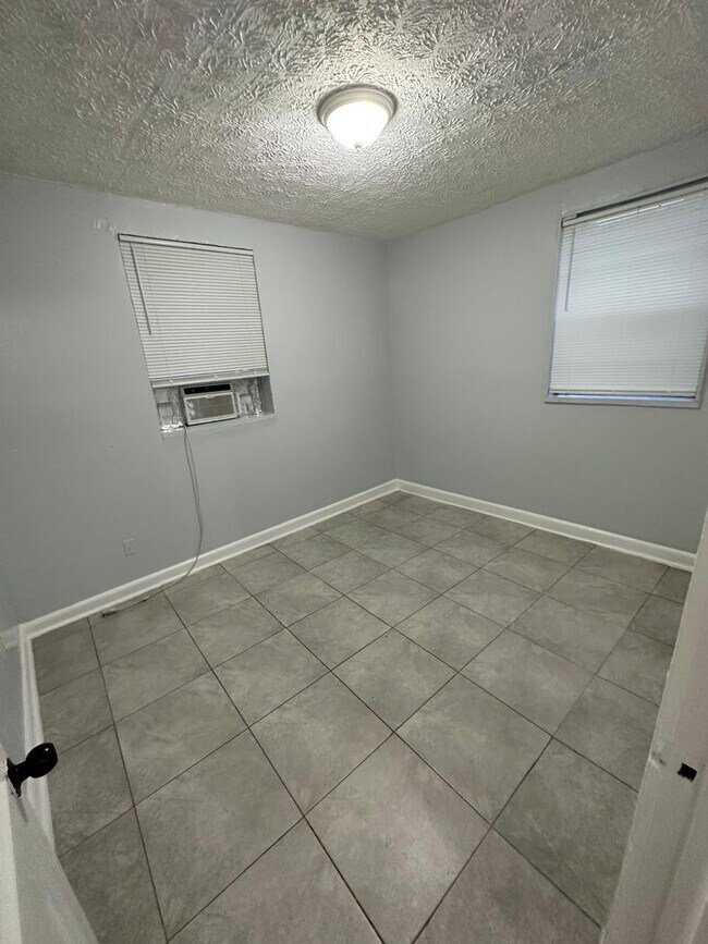 Building Photo - 1923-1925 Ella St