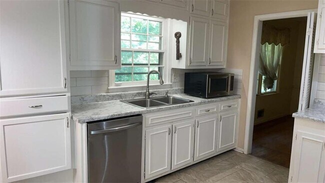 Building Photo - 416 Barbashela Dr
