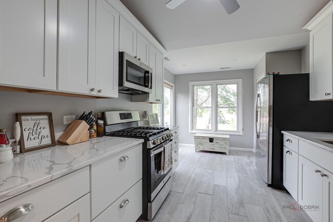 Building Photo - 1254 N Streamwood Ln