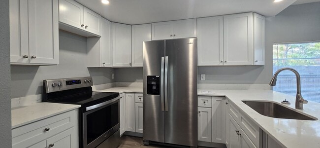 Building Photo - Renovated 4/2 Close to Busch Gardens and M...
